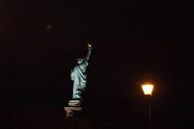 Gece Özgürlük Heykeli, New York, Manhattan.