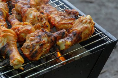 Izgarada tavuk pişirmek