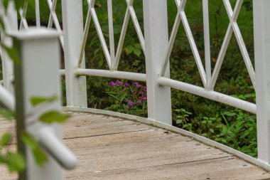 Göldeki tahta köprü.