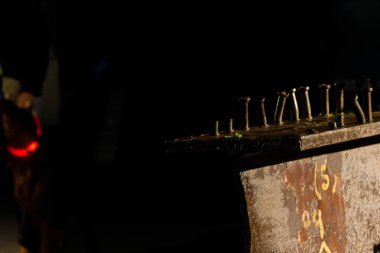 İkiz kule anıtına yakın.