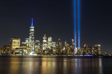 New York şehrinde gece yeni bir binanın yansımasıyla...