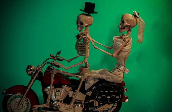 Ευτυχισμένος Παντρεμένος Σκελετός Ζευγάρι Ιππασία Μια Μοτοσικλέτα — Φωτογραφία Αρχείου