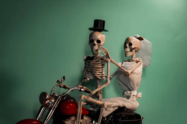Ευτυχισμένο Παντρεμένο Ζευγάρι Σκελετών Που Φωτογραφίζει Μια Μοτοσικλέτα — Φωτογραφία Αρχείου