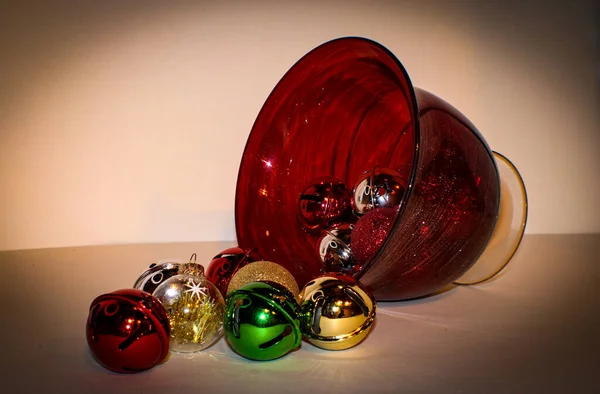 Przewrócony Nad Misą Pełną Bożonarodzeniowych Kolorowych Kulek Dzwonków — Zdjęcie stockowe