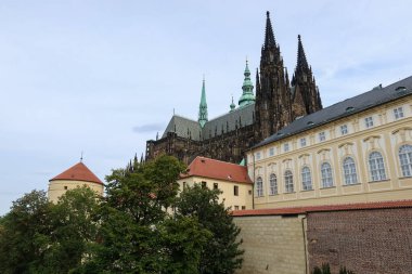 Prag Kalesi Kompleksindeki Aziz Vitus Katedrali 'nin Görkemli Gotik Mimarisi Çevrelenmiş Tarihi Binalar ve Yeşillik