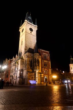 Prag 'ın Eski Şehir Meydanı' ndaki Eski Şehir Kulesi ve Tarihi Astronomik Saatin Aydınlanmış Gece Görüşü