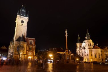 Prag 'ın Eski Şehir Meydanı, Marian Sütunu ve St. Nicholas Kilisesi' nin Aydınlatılmış Gece Manzarası