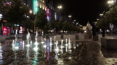 Wenceslas Meydanı 'nda Dinamik Su Fıskiyesi ve Yayaların Gece Görüşü Prag' ın Ulusal Müzesi Arkaplanda