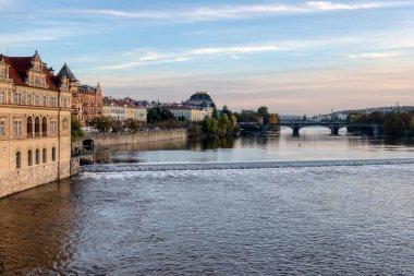 Prag 'da Sunset' te Vltava Nehri ve Smetana Embankment Ulusal Tiyatrosu 'nun Panoramik Manzarası