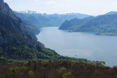 Ormanlı Tepeler ve Karla Kaplanmış Alplerle Avusturya 'nın Görkemli Traunsee' si Üzerinde Hava Huzuru