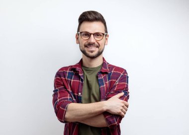 Gözlüklü mutlu genç adam. Beyaz arkaplan