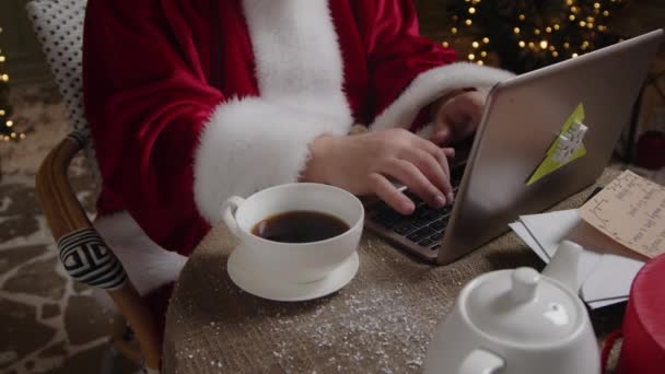 Ocupado Papai Noel Está Trabalhando Sua Residência Preparando Para Férias — Vídeo de Stock