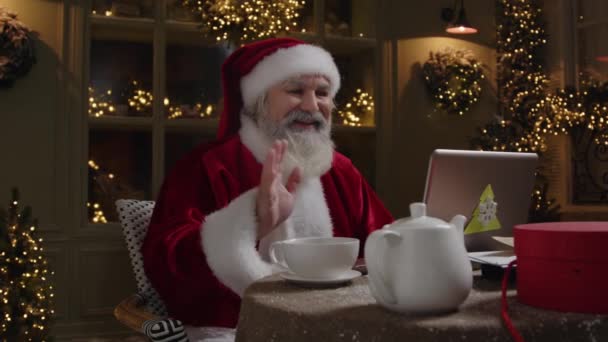Happy Santa Claus Dolgozik Lakóhelyén Élvezi Online Hívást Laptoppal Távoli — Stock videók