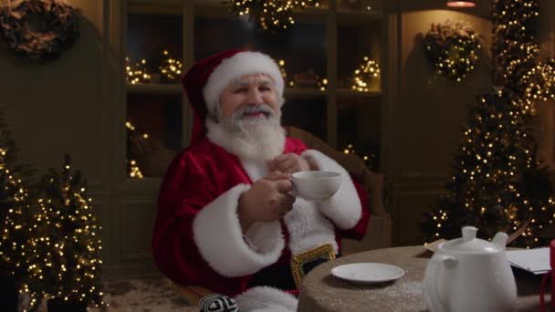 Santa Claus Sedí Dvorku Užívá Volno Odpočívá Dává Šálek Čaje — Stock video