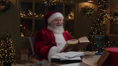 Noel Baba arka bahçede oturuyor, sıcak kış akşamının tadını çıkarıyor, masal kitabı okuyor, Noel 'e hazırlanıyor, ağır çekimde..