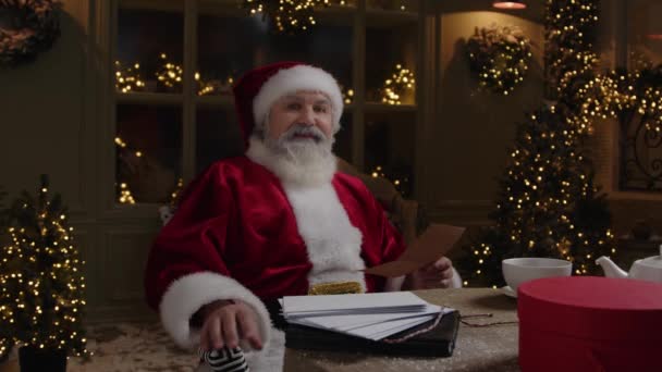 Happy Santa Claus Starý Muž Šedivými Vousy Sedí Stolu Usmívá — Stock video