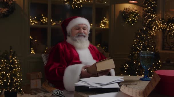 Santa Claus Está Sentado Patio Trasero Relajándose Acogedora Noche Invierno — Vídeos de Stock