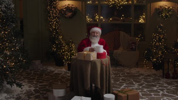 Święty Mikołaj Pracuje Późna Nocy Ciesząc Się Przygotowaniami Wakacji Podpisując — Wideo stockowe