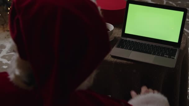 Santa Claus Está Sentado Frente Computadora Portátil Mirando Cámara Saludando — Vídeo de stock