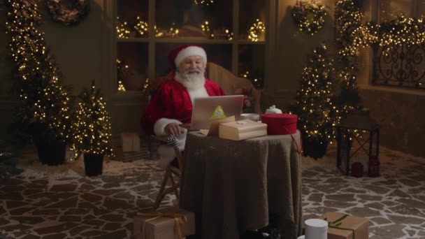 Święty Mikołaj Siedzi Przed Laptopem Podwórku Komunikując Się Online Wysyłając — Wideo stockowe