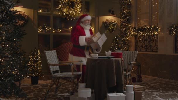 Ocupado Papai Noel Está Preparando Para Férias Natal Preparando Presentes — Vídeo de Stock