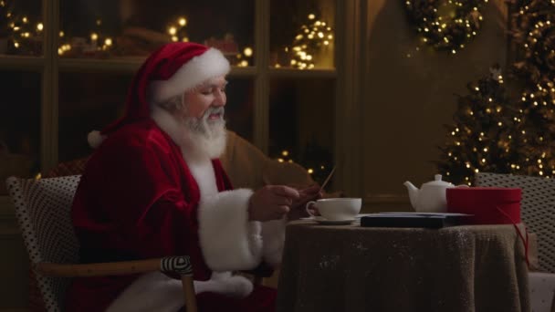 Joyeux Père Noël Est Assis Table Sur Cour Arrière Lettre — Video