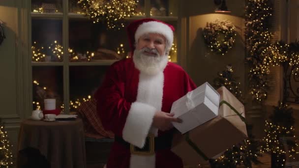 Papai Noel Velho Traje Vermelho Está Quintal Sorrindo Para Câmera — Vídeo de Stock