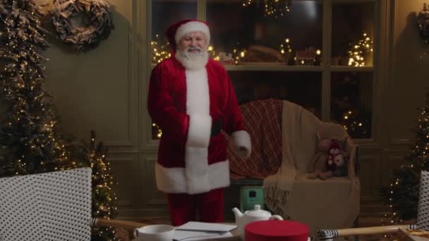 Święty Mikołaj Staruszek Szarą Brodą Nagrywa Wideo Komórkę Tańczy Uśmiecha — Wideo stockowe
