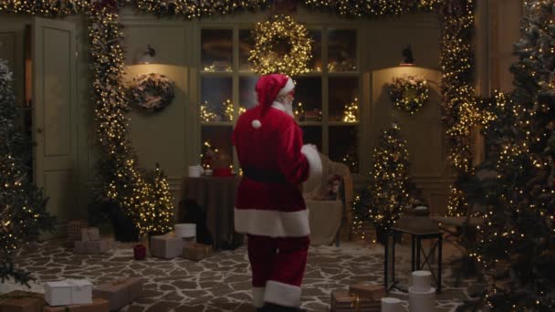 Санта Клаус Танцює Надворі Прекрасному Зимовому Дворі Прикрашений Світлом Подарунковими — стокове відео