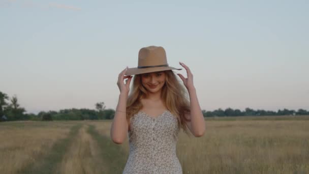 Young Girl Hat Runs Field Backdrop Beautiful Summer Sunset Looks — Stock Video