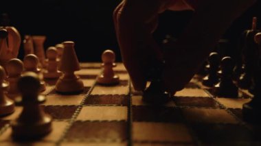 Erkekler satranç oynuyor, rekabete katılıyor, güzel ahşap satranç tahtası ve sayaç ışığı, piyon hareketi, stratejik masa oyunu, yakın çekim, yüksek kalite 4k görüntü