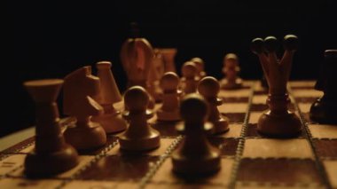 Güzel retro satranç tahtası ve yumuşak sıcak ışıkta ahşaptan yapılmış figürler, stratejik masa oyunu, yakın çekim, yüksek kalite 4K görüntü.