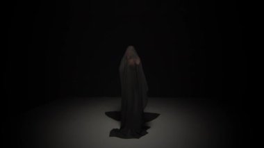 Derin karanlığa sarılmış yalnız bir figür, gizemli ve bitmek bilmeyen bir entrikayı çağrıştırıyor.