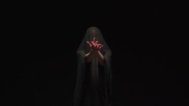 Derin gizemi ve derin duyguları sembolize eden, karanlık bir arkaplanda aydınlanan çarpıcı bir el resmi.