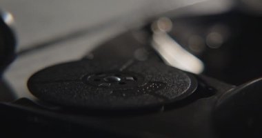 Bu, klasik bir kamera içinde, karmaşık tasarımı vurgulayan bir film mekanizmasını gösteren detaylı bir görüntüdür.