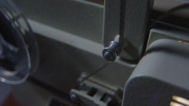Bu içerideki araçları gösteren detaylı bir görüntüdür, çeşitli kontrol unsurları ile birlikte bir mikrofonu vurgular