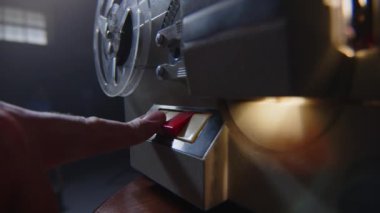 Bir teyp makinesinin kapalı ve detaylı görüntüsü, hepsi ayarlanmış ve değerli ses hafızalarını çalmaya hazır.