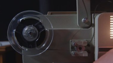 Eski bir film projektörünün detaylı ve büyüleyici görüntüsü medya teknolojisindeki nostaljiyi gözler önüne seriyor.