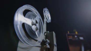 Eski bir film projektörünün yakın çekimi ayrıntılı mekanizmasıyla birlikte karmaşık makaralarını da güzelce vurgular.