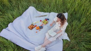 Rahatla ve doğanın güzelliği içinde huzurlu bir pikniğin tadını çıkar. Okumak ve tamamen rahatlamak için mükemmel bir ortam.