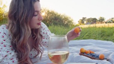 Huzurlu ve huzurlu bir piknik sahnesi, güzel şaraplar, taze meyveler ve nefes kesici güzellikte bir manzara.