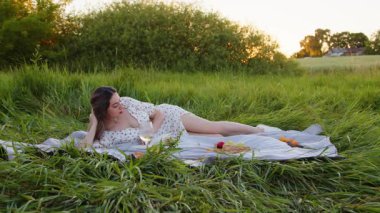 Altın saat boyunca yemyeşil ve yemyeşil bir alanda huzurlu ve huzurlu bir pikniğin tadını çıkar.