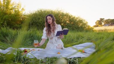 Bir bardak şarabın tadını çıkarırken doğanın güzelliği üzerine büyüleyici bir kitap okuyarak geçirilen sakin ve huzurlu bir an.