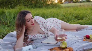 En sevdiğiniz şarabın, taze meyvelerin ve ilgi çekici bir kitabın yer aldığı büyüleyici bir açık hava pikniğinin tadını çıkarın.