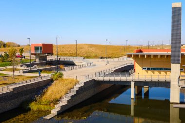 Calgary, Alberta / Kanada - Ekim 01 2022: Ralph Klein Park Ziyaretçi Merkezi 'nin dış ve perspektifi