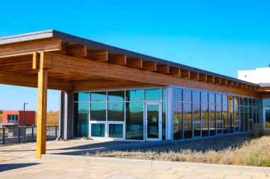 Calgary, Alberta / Kanada - Ekim 01 2022: Ralph Klein Park Ziyaretçi Merkezi 'nin dış ve perspektifi