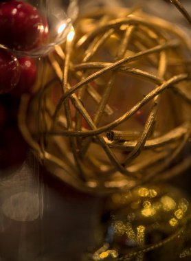 Peri ışıkları, iplik topları ve çeşitli Noel süslemeleri olan kavanoz. 