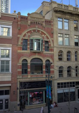 Calgary, Alberta / Kanada - 11 Aralık 2022: Calgary, Alberta şehir merkezindeki Steven Bulvarı 'ndaki binaların ve cephelerin ön ve perspektifi