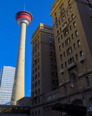 Düşük açı ve perspektiften Calgary Kulesi