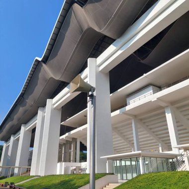 Açıklama yapmak için açık hava konuşmacısı